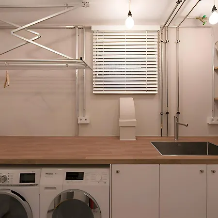 - Stellar Haven Deluxe With Cosmic Design - 3-room Space-themed 75 Qm - Location - Balcony - Renovated 2024 With Tv & Netflix - Full Kitchen - Free Parking - Near Metro & Airport - Galaxy-inspired Interior - * Duisburg