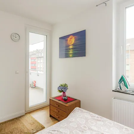 - Stellar Haven Deluxe With Cosmic Design - 3-room Space-themed 75 Qm - Location - Balcony - Renovated 2024 With Tv & Netflix - Full Kitchen - Free Parking - Near Metro & Airport - Galaxy-inspired Interior - Apartment
