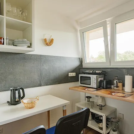 - Stellar Haven Deluxe With Cosmic Design - 3-room Space-themed 75 Qm - Location - Balcony - Renovated 2024 With Tv & Netflix - Full Kitchen - Free Parking - Near Metro & Airport - Galaxy-inspired Interior - Apartment Duisburg