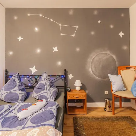 - Stellar Haven Deluxe With Cosmic Design - 3-room Space-themed 75 Qm - Location - Balcony - Renovated 2024 With Tv & Netflix - Full Kitchen - Free Parking - Near Metro & Airport - Galaxy-inspired Interior - *