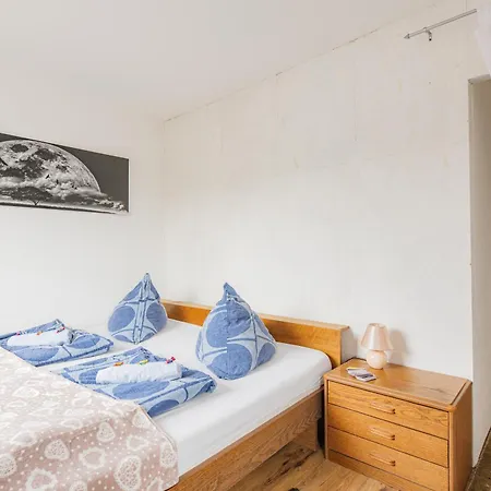 - Stellar Haven Deluxe With Cosmic Design - 3-room Space-themed 75 Qm - Location - Balcony - Renovated 2024 With Tv & Netflix - Full Kitchen - Free Parking - Near Metro & Airport - Galaxy-inspired Interior - Apartment