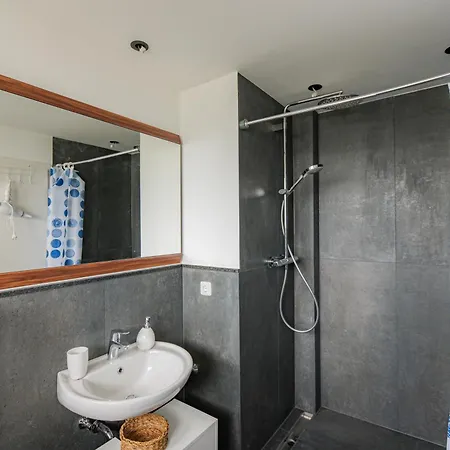 - Stellar Haven Deluxe With Cosmic Design - 3-room Space-themed 75 Qm - Location - Balcony - Renovated 2024 With Tv & Netflix - Full Kitchen - Free Parking - Near Metro & Airport - Galaxy-inspired Interior - * Duisburg