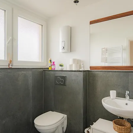 - Stellar Haven Deluxe With Cosmic Design - 3-room Space-themed 75 Qm - Location - Balcony - Renovated 2024 With Tv & Netflix - Full Kitchen - Free Parking - Near Metro & Airport - Galaxy-inspired Interior -