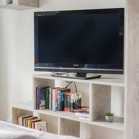 - Stellar Haven Deluxe With Cosmic Design - 3-room Space-themed 75 Qm - Location - Balcony - Renovated 2024 With Tv & Netflix - Full Kitchen - Free Parking - Near Metro & Airport - Galaxy-inspired Interior -