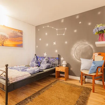 - Stellar Haven Deluxe With Cosmic Design - 3-room Space-themed 75 Qm - Location - Balcony - Renovated 2024 With Tv & Netflix - Full Kitchen - Free Parking - Near Metro & Airport - Galaxy-inspired Interior - Apartment Duisburg