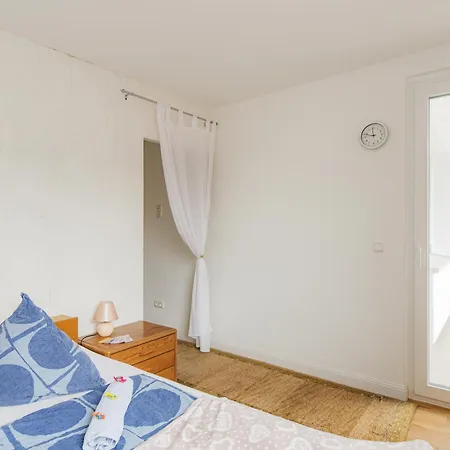 - Stellar Haven Deluxe With Cosmic Design - 3-room Space-themed 75 Qm - Location - Balcony - Renovated 2024 With Tv & Netflix - Full Kitchen - Free Parking - Near Metro & Airport - Galaxy-inspired Interior - * Duisburg