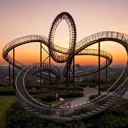 - Stellar Haven Deluxe With Cosmic Design - 3-room Space-themed 75 Qm - Location - Balcony - Renovated 2024 With Tv & Netflix - Full Kitchen - Free Parking - Near Metro & Airport - Galaxy-inspired Interior - * Duisburg