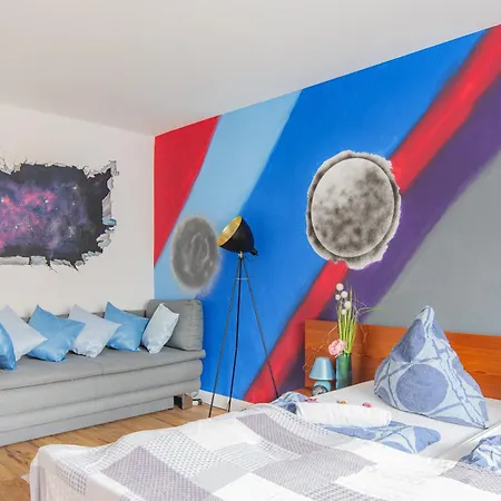 - Stellar Haven Deluxe With Cosmic Design - 3-room Space-themed 75 Qm - Location - Balcony - Renovated 2024 With Tv & Netflix - Full Kitchen - Free Parking - Near Metro & Airport - Galaxy-inspired Interior - Apartment