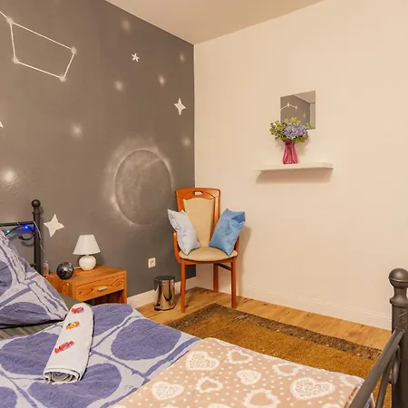 - Stellar Haven Deluxe With Cosmic Design - 3-room Space-themed 75 Qm - Location - Balcony - Renovated 2024 With Tv & Netflix - Full Kitchen - Free Parking - Near Metro & Airport - Galaxy-inspired Interior - *