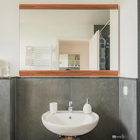 - Stellar Haven Deluxe With Cosmic Design - 3-room Space-themed 75 Qm - Location - Balcony - Renovated 2024 With Tv & Netflix - Full Kitchen - Free Parking - Near Metro & Airport - Galaxy-inspired Interior - Apartment
