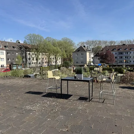- Stellar Haven Deluxe With Cosmic Design - 3-room Space-themed 75 Qm - Location - Balcony - Renovated 2024 With Tv & Netflix - Full Kitchen - Free Parking - Near Metro & Airport - Galaxy-inspired Interior -